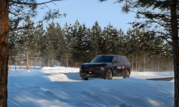 В 2023 году Dongfeng выявила разрыв между брендами en и Voyah. Для его устранения компания заключила партнёрство с Huawei. Совместный проект получил кодовое название DH (от Dongfeng и Huawei). В ноябре 2025 года было объявлено официальное название бр