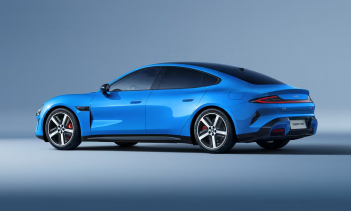 Обновлённая модель в целом сохранила дизайн предшественника, но получила ряд усовершенствований: