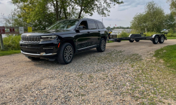 Двигатели V8 уверенно возвращаются в модельный ряд Stellantis — и, похоже, культовый внедорожник Jeep тоже готовится к триумфальному возвращению на «вечеринку»