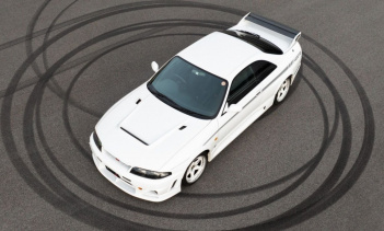 Автомобиль создан на базе легендарного R33 Skyline GT R. Всего было выпущено 44 экземпляра — при том что изначально планировалось произвести 100 машин. Из 44 автомобилей 41 внесён в реестр GTR.