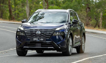  Модель прошла рестайлинг в середине жизненного цикла — разработчики внесли коррективы в дизайн, интерьер и технологическое оснащение. 