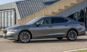 Компания Skoda представила обновлённую версию модели Superb с гибридным силовым агрегатом iV мощностью 268 л. с.