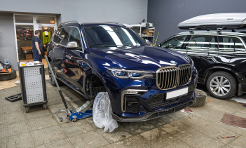 Профессиональная виброизоляция колесных арок и подкрылков BMW X7 G07