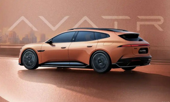 Сегодня опубликованы официальные серийные изображения универсала Avatr 06T в новом оранжевом цвете