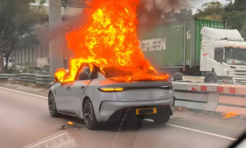 Возгорание автомобиля привело к серьёзным перебоям в движении на транспортной развязке Цинь Тин, как сообщает CarNewsChina.