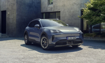 Компания Porsche ведёт разработку новой версии Cayenne. Автомобиль будет доступен с бензиновым и гибридным двигателями.