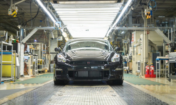 На Нью Йоркском автосалоне 2026 года старший вице президент и директор по планированию Nissan в Северной Америке Понц Пандикатира в эксклюзивном интервью изданию The Drive поделился деталями о будущем поколения Nissan GT R — модели R36