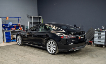 Установка максимального электронного выхлопа THOR для Tesla Model S
