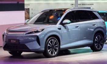 BYD позиционирует Atto 3 как модель третьего поколения. Компания стремится нарастить продажи на внутреннем рынке: по данным China EV DataTracker, в прошлом периоде в Китае реализовали всего 10 675 экземпляров этого компактного SUV — на 73,2 % меньше 