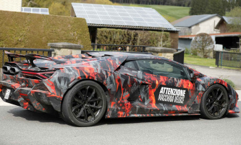Шпионские снимки подтверждают: скоро появится версия Super Veloce гибридного суперкара с двигателем V12
