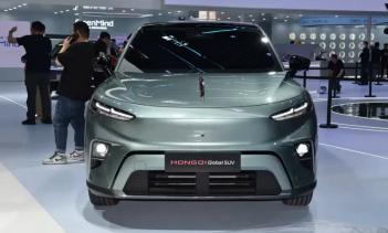 Автомобиль получил официальное название Global SUV. По предварительным данным, модель разработана совместно с китайским производителем новых энергетических транспортных средств (NEV) Leapmotor (поддерживается компанией Stellantis). Об этом сообщает C