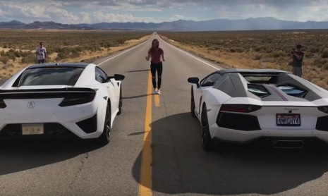 Видео - 2016 Acura NSX против Lamborghini Aventador