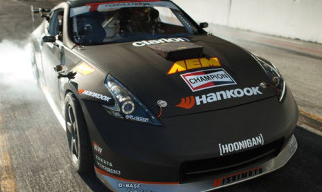 Nissan 370Z дрифтит  под прицепом.