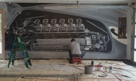 Двигатель Ferrari V12, нарисованный стене гаража