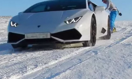 Lamborghini Huracan буксирует сноубордиста