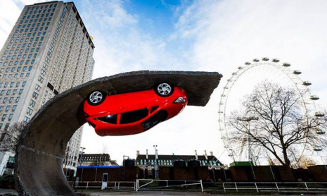 Opel Corsa висит вниз головой на 4,5-метровой высоте