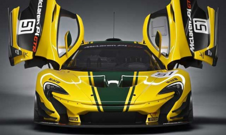 McLaren P1 GTR на треке рядом с легендарным F1 GTR