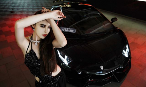Азиатская красотка позирует с DMC Lambo Aventador
