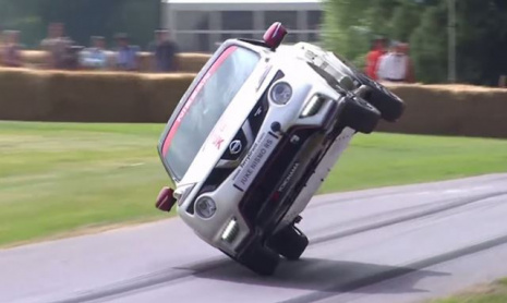 Двухколесный трюк Nissan Juke в Гудвуде