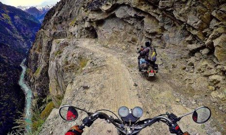 Проехать по самой опасной дороге в мире также страшно, как это звучит