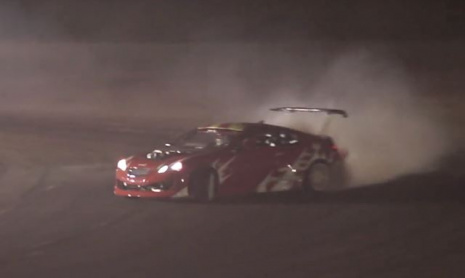 Команда пожарных тушит 1000-сильный дрифт-кар