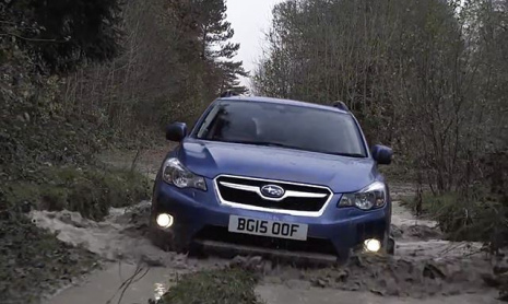 Обычный внедорожник проходит тестирование на военном полигоне