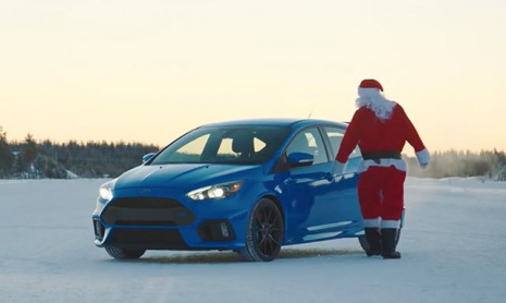 Санта дрифтит вокруг Дарта Вейдера на Focus RS