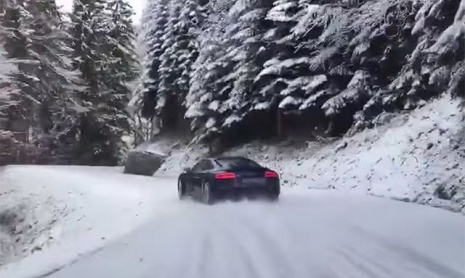 Audi R8 дрифтит по снежной горной дороге