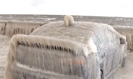 Озеро с ледяными волнами - суровой зимний урок для автолюбителей