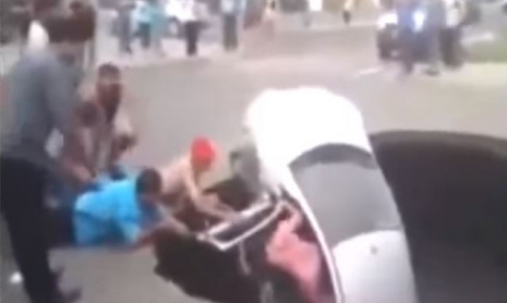 Храбрые незнакомцы спасли семью из дорожного провала