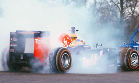 Новый сумасшедший трюк Red Bull – регбисты против машины Формулы 1
