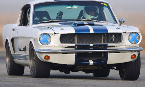 Ежедневная езда на 1965 Mustang Fastback приводит к гоночной карьере