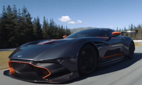 Aston Martin Vulcan в действии поражает воображение
