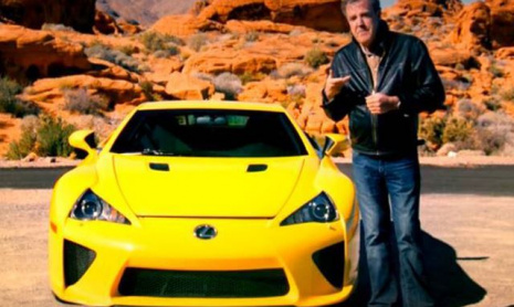 Смотрите, как бывший Стиг гоняет на любимом автомобиле Джереми Кларксона