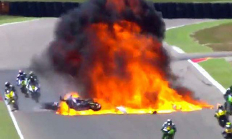 Взрыв топливного бака на мотогонке