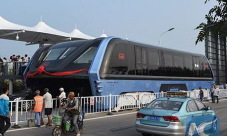 Этот гигантский автобус может ездить над автомобилями