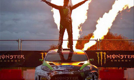 Блок продолжает заезд даже после того, как машина загорелась.