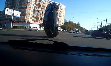 Почему провода троллейбусов находятся так высоко над дорогой?