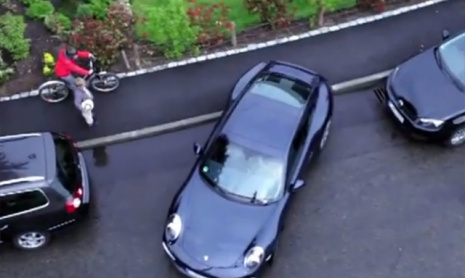 Водитель Porsche не умеет параллельно парковаться