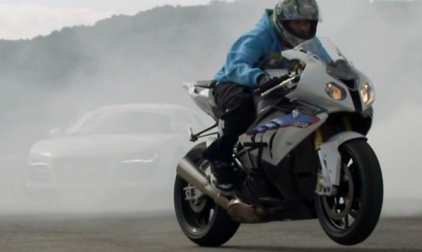Спортбайк BMW дрифтит вместе с Audi R8