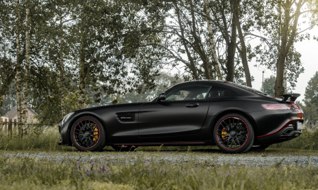 Черный Mercedes-AMG GT S с драконьими полосами