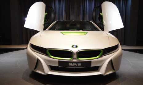 Белоснежный BMW i8 с зелеными акцентами