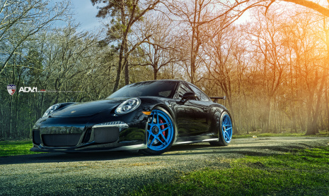 Porsche 911 GT3 с ярко-голубыми дисками ADV.1 Wheels