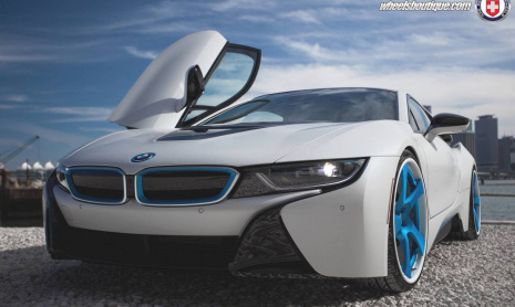 Белоснежный заниженный BMW i8 на синих дисках HRE