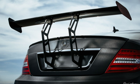 Супермощный Mercedes-Benz C63 AMG на красных кованых дисках Brixton