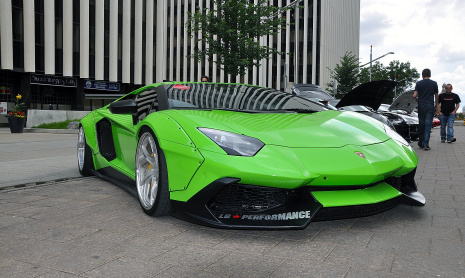 Liberty Walk Lamborghini Aventador был замечен в центре Эдмонтона