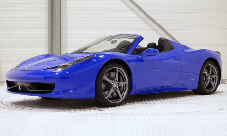 Уникальный Ferrari 458 Spider цвета Bugatti Blue