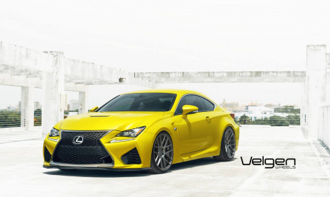 Желтый Lexus RC F на великолепных дисках Velgen