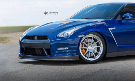 Синий Nissan GT-R на алюминиевых дисках Strasse Wheels
