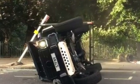 Brabus G500 4x4(2) перевернулся после аварии с Prius в Лондоне